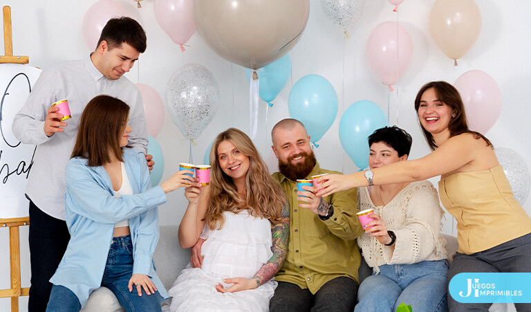 Baby shower moderno con familiares y amigos celebrando junto a globos pastel y decoración de fiesta