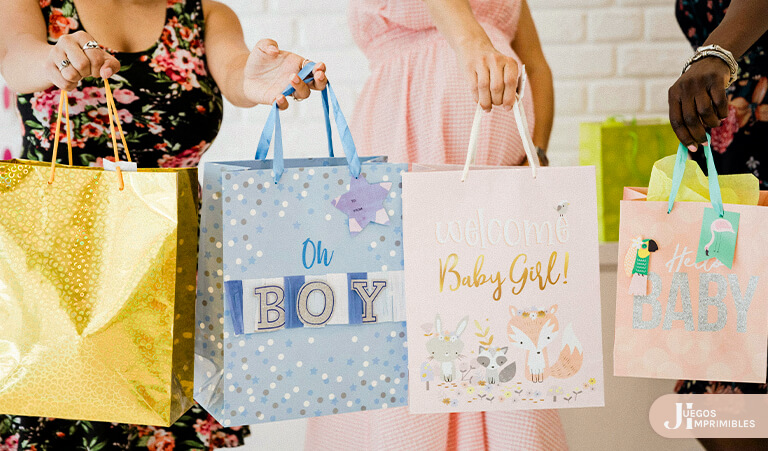 Baby shower moderno con familiares y amigos celebrando junto a globos pastel y decoración de fiesta